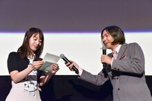 誰からの手紙かを明かさぬまま、内村光良からの手紙を読み上げる林美沙希アナ（左）と、ふかわりょう。