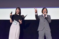 一本締めならぬ「一本ティン」を披露する、ふかわりょうと、林美沙希アナ（左）。