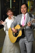 左から矢口真里、霜降り明星せいや。