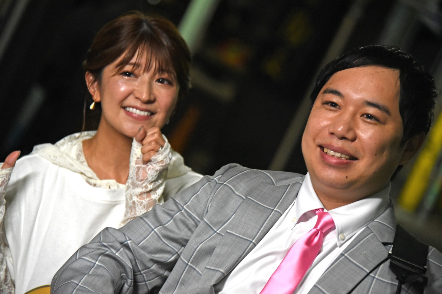左から矢口真里、霜降り明星せいや。