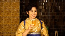 “女将”の有働由美子。