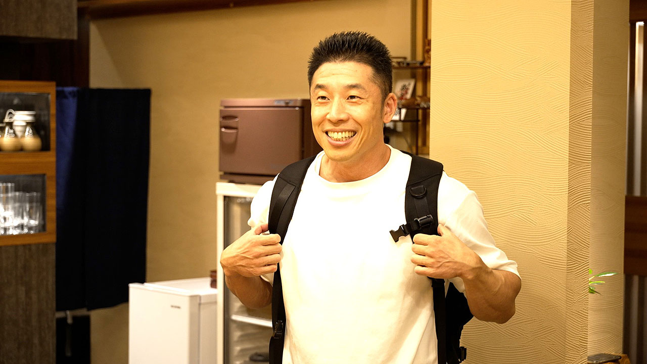 バイト帰りの大学生のようないで立ちで来店するなかやまきんに君。