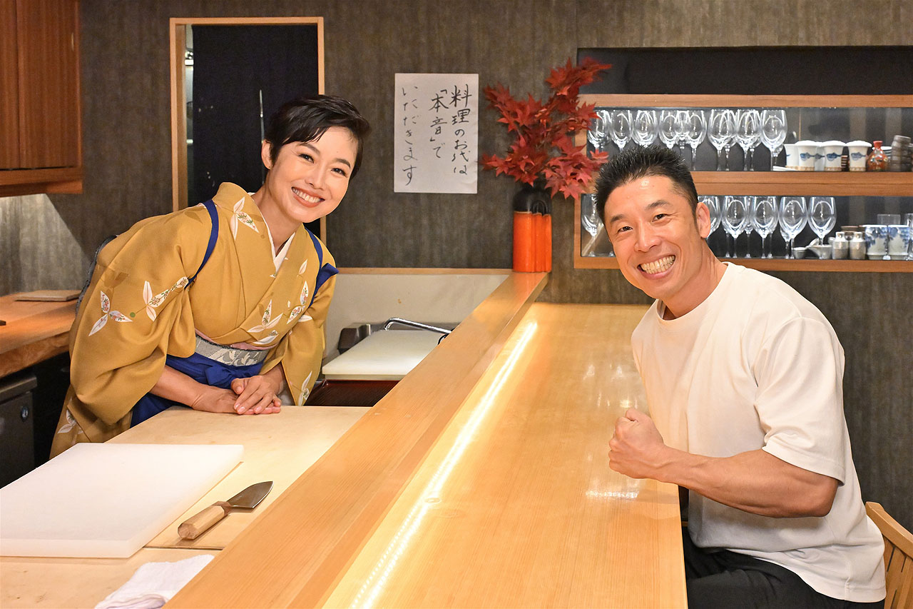 “女将”の有働由美子と客のなかやまきんに君（右）。