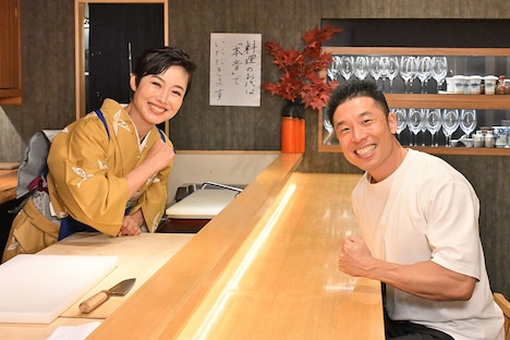 “女将”の有働由美子と客のなかやまきんに君（右）。