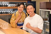 “女将”の有働由美子と客のなかやまきんに君（右）。