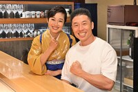 “女将”の有働由美子と客のなかやまきんに君（右）。