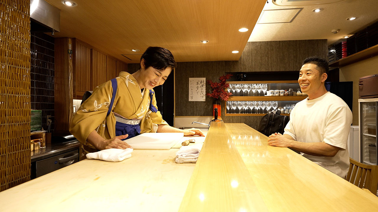 “女将”の有働由美子と客のなかやまきんに君（右）。