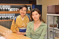 “女将”の有働由美子と客のヒコロヒー（右）。