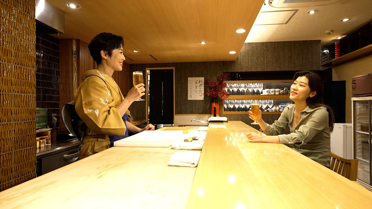 女将とトークするヒコロヒー（右）。