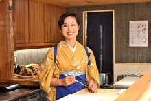 “女将”の有働由美子。