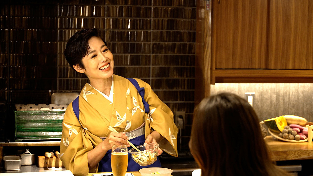 酒のアテを作る“女将”の有働由美子。