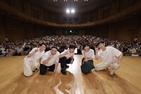 「LIFE！12周年！ファン感謝祭！」に出演した（左から）シソンヌじろう、ドランクドラゴン塚地、内村光良、西田尚美、ココリコ田中。(c)NHK