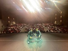 「結成30周年記念公演 テンダラー漫才会inロサンゼルス」の様子。