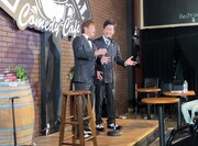 飛び入りで英語漫才を披露するテンダラー。