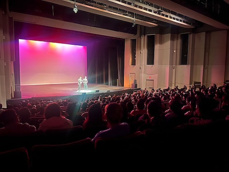 「結成30周年記念公演 テンダラー漫才会inロサンゼルス」の様子。