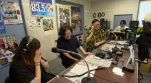 初めてメインMCを務めたFM宝塚を訪れるガクテンソク。(c)ABCテレビ