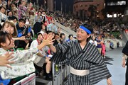 「見取り図盆踊り」の様子。（写真提供：吉本興業）