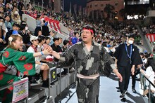 「見取り図盆踊り」の様子。（写真提供：吉本興業）