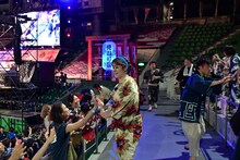 「見取り図盆踊り」の様子。（写真提供：吉本興業）