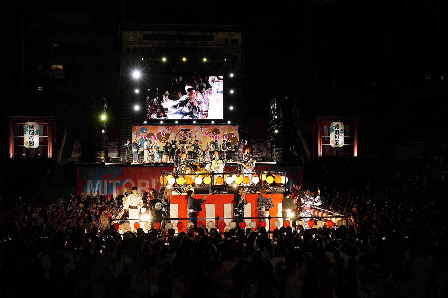 「見取り図盆踊り」の様子。（写真提供：吉本興業）