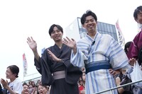 浴衣で登場するカベポスター。（写真提供：吉本興業）