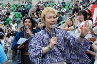 来場者とハイタッチする見取り図。（写真提供：吉本興業）