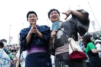 浴衣で登場したロングコートダディ。（写真提供：吉本興業）