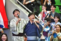 肩を組むさや香。（写真提供：吉本興業）