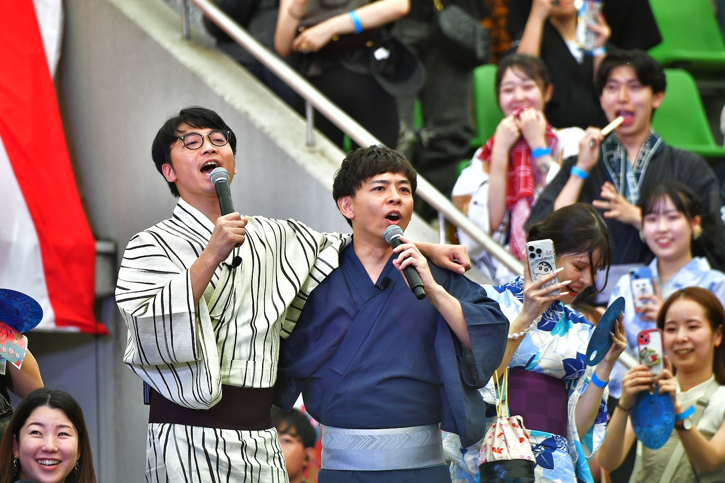 肩を組むさや香。（写真提供：吉本興業）