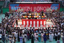 「見取り図盆踊り」オープニングの様子。（写真提供：吉本興業）