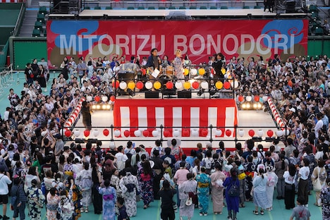 「見取り図盆踊り」オープニングの様子。（写真提供：吉本興業）