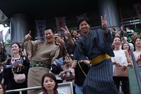 「見取り図盆踊り」の様子。（写真提供：吉本興業）