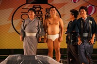 「見取り図盆踊り」の様子。（写真提供：吉本興業）