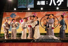 「見取り図盆踊り」の様子。（写真提供：吉本興業）