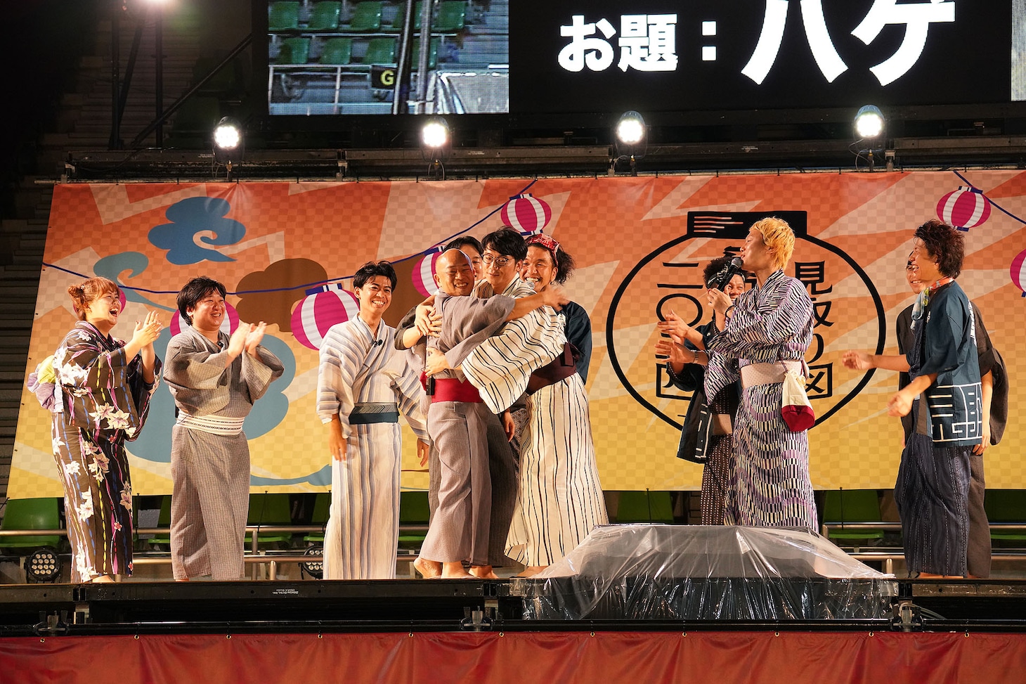 「見取り図盆踊り」の様子。（写真提供：吉本興業）