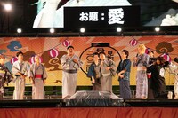 「見取り図盆踊り」の様子。（写真提供：吉本興業）