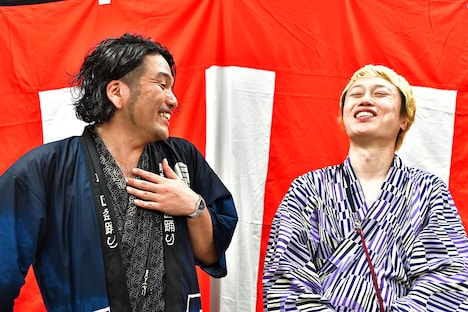 囲み取材に応じた見取り図。（写真提供：吉本興業）