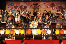 「見取り図盆踊り」の様子。（写真提供：吉本興業）