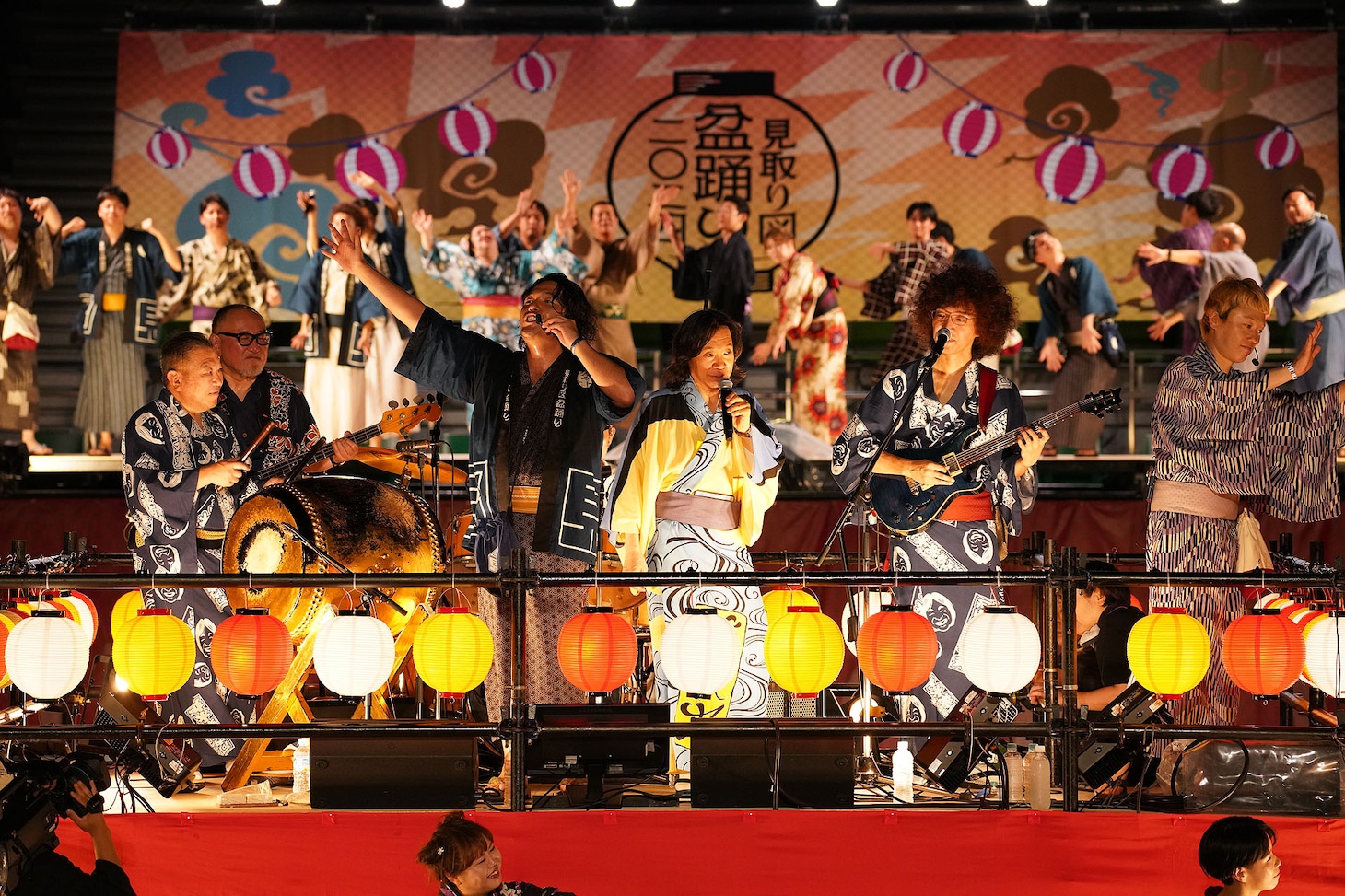 「見取り図盆踊り」の様子。（写真提供：吉本興業）