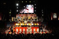 「見取り図盆踊り」の様子。（写真提供：吉本興業）