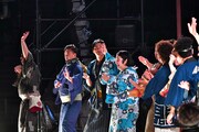 「見取り図盆踊り」の様子。（写真提供：吉本興業）