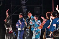 「見取り図盆踊り」の様子。（写真提供：吉本興業）