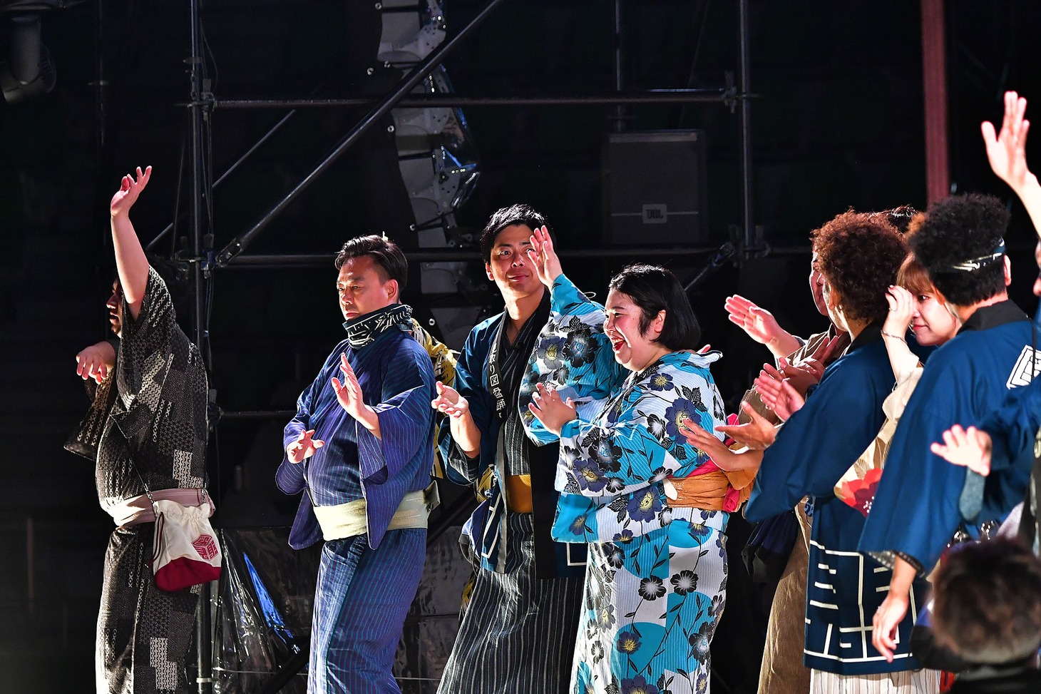 「見取り図盆踊り」の様子。（写真提供：吉本興業）