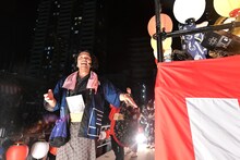 盆踊りを踊る見取り図・盛山。（写真提供：吉本興業）