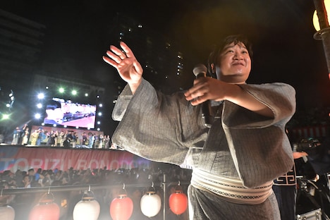 盆踊りを踊るニッポンの社長・ケツ。（写真提供：吉本興業）