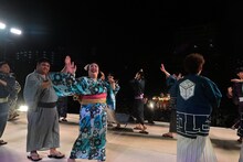 「見取り図盆踊り」の様子。（写真提供：吉本興業）