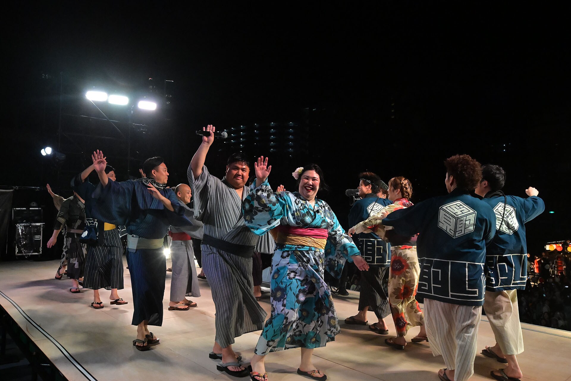 見取り図盆踊り」の様子。（写真提供：吉本興業） [画像ギャラリー 76