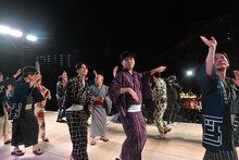 「見取り図盆踊り」の様子。（写真提供：吉本興業）