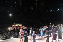 「見取り図盆踊り」の様子。（写真提供：吉本興業）