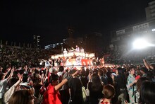 「見取り図盆踊り」の様子。（写真提供：吉本興業）